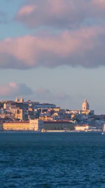 Lizbon 'da Almada' dan Tagus nehrinin üzerinde gün batımında yatlar ve feribotlarla zaman aşımına uğramış. Lizbon, Portekiz
