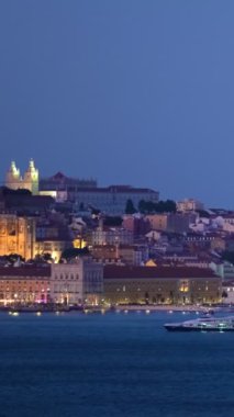 Akşam alacakaranlıkta feribotla Almada 'dan kalkan feribotla Tagus nehrinin üzerindeki Lizbon manzarası. Lizbon, Portekiz