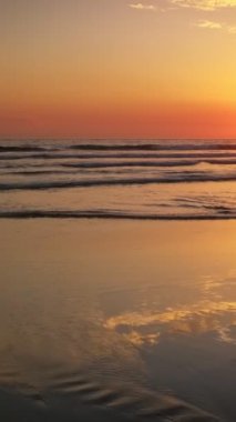 Atlantik Okyanusu 'nun batışı dalgalı dalgalarla birlikte Fonte da Telha plajı, Costa da Caparica, Portekiz. Kamera tavası