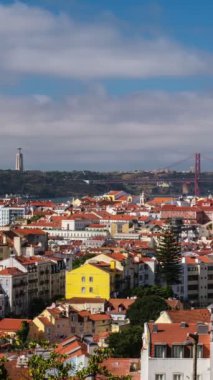 Lizbon 'un ünlü manzarası Miradouro dos Barros' un Alfama eski şehir bölgesi, 25 Nisan Köprüsü ve Kral İsa heykeli üzerindeki turistik görüşü. Lizbon, Portekiz. Lizbon, Portekiz