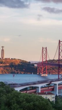 Lizbon manzarası Miradouro do Bairro do Alvito turist bakış açısı turist yatları, 25 Nisan Köprüsü trafiği ve gün batımında Kral İsa heykeli. Lizbon, Portekiz