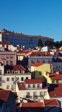 Lizbon 'un ünlü manzarası Miradouro de Santa Luzia turist bakış açısından Alfama eski şehir bölgesi, gün batımında yolcu gemisi. Lizbon, Portekiz. Kamera tavası
