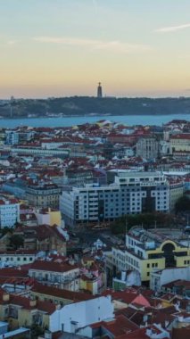 Lizbon 'un Miradouro da Senhora do Monte turistlerinin 25 Nisan Köprüsü, Alfama eski şehir bölgesi üzerindeki ünlü manzarası. Lizbon, Portekiz. Kamera pan efekti