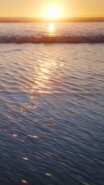 Fonte da Telha sahilinde dalgalanan dalgalarla Atlantik Okyanusu 'nun batışı, Costa da Caparica, Portekiz