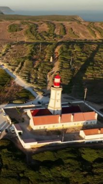 Cabo Espichel Cape Espichel 'in Atlantik Okyanusu üzerindeki deniz fenerinin insansız hava aracı görüntüsü. Çekin ya da çekime başlayın.