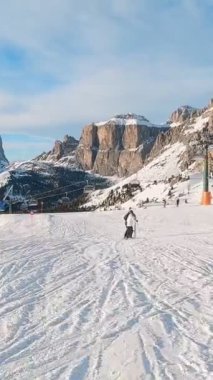 Birinci şahıs bakış açısı FPV birinci şahıs bakış açısı Dolomitlerdeki alp kayak POV 'u. İtalya 'da Dolomitler' de kayak yapan insanlarla kayak merkezi. Kayak alanı Belvedere. Canazei, İtalya