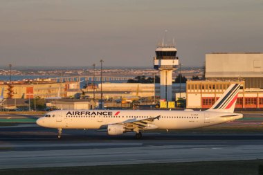 Lizbon, Portekiz - 11 Eylül 2023: Air France Airbus A321-212 yolcu uçağı Lizbon 'daki Humberto Delgado Havalimanı' ndan kalkıyor.