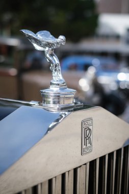Lizbon, Portekiz - 15 Ekim 2023: Rolls-Royce Phantom III klasik retro araba lüks aracının Ecstasy Heykel başlığı maskotu