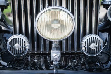 Lizbon, Portekiz - 15 Ekim 2023: Corrida dos Fundadores klasik araba rallisinde Rolls-Royce Phantom III 'ün farları ve ızgaraları