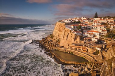 Deniz kenarının manzarası Azenhas Atlantik okyanus kıyısındaki uçurumda Mar balıkçı köyü, gün batımında Portekiz