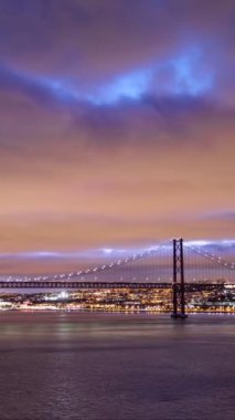 25 de Abril Köprüsü, Lizbon 'un Tagus nehri üzerindeki Setubal Yarımadası' nda Lizbon ve Almada 'yı birbirine bağlayan ünlü turistik tarihi. Lizbon, Portekiz. Kamera pan efekti