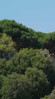 Portekiz, Lisboa 'daki Saint George Kalesi Castelo de Sao Jorge. Yürüyen turistlerle birlikte.