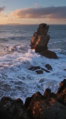 Cabo Carvoeiro, Peniche, Portekiz 'de gün batımında okyanus kıyısındaki kayalık.