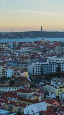 Lizbon 'un Miradouro da Senhora do Monte turistlerinin 25 Nisan Köprüsü, Alfama eski şehir bölgesi üzerindeki ünlü manzarası. Lizbon, Portekiz. Kamera pan efekti