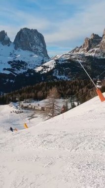 Birinci şahıs bakış açısı FPV birinci şahıs bakış açısı Dolomitlerdeki alp kayak POV 'u. İtalya 'da Dolomitler' de kayak yapan insanlarla kayak merkezi. Kayak alanı Belvedere. Canazei, İtalya