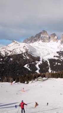 Birinci şahıs bakış açısı FPV birinci şahıs bakış açısı Dolomitlerdeki alp kayak POV 'u. İtalya 'da Dolomitler' de kayak yapan insanlarla kayak merkezi. Kayak alanı Belvedere. Canazei, İtalya