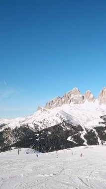 Birinci şahıs bakış açısı FPV birinci şahıs bakış açısı Dolomitlerdeki alp kayak POV 'u. İtalya 'da Dolomitler' de kayak yapan insanlarla kayak merkezi. Kayak alanı Belvedere. Canazei, İtalya