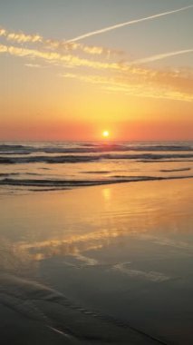 Fonte da Telha sahilinde dalgalanan dalgalarla Atlantik Okyanusu 'nun batışı, Costa da Caparica, Portekiz