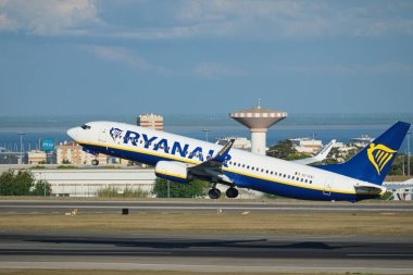 Lizbon, Portekiz - 11 Eylül 2023: Ryanair Boeing 737-8AS yolcu uçağı Lizbon 'daki Humberto Delgado Havaalanı' ndan havalandı.