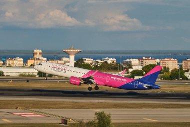 Lizbon, Portekiz - 11 Eylül 2023: Wizz Air Airbus A321-271 NX yolcu uçağı Lizbon 'daki Humberto Delgado Havaalanı' ndan havalandı.
