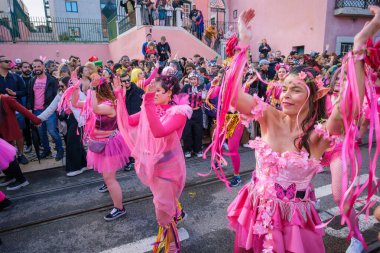 Lizbon, Portekiz - 24 Şubat 2024: Sanatsal kolektif Colombina tarafından Lizbon sokaklarında karnaval geçidi