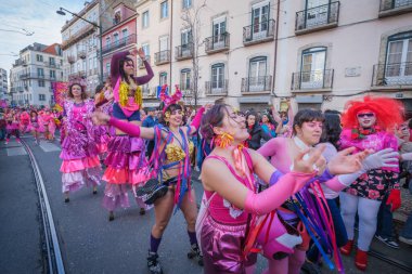 Lizbon, Portekiz - 24 Şubat 2024: Sanatsal kolektif Colombina tarafından Lizbon sokaklarında karnaval geçidi