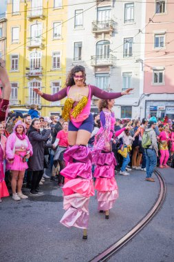 Lizbon, Portekiz - 24 Şubat 2024: Sanatsal kolektif Colombina tarafından Lizbon sokaklarında karnaval geçidi