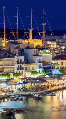 Geceleyin Voulismeni Gölü ve Agios Nikolaos kasabasının zamanlaması. Girit adasının Lasithi bölgesi, Yunanistan. Uzaklaştırma efekti