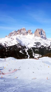 İnsanlarla İtalya Dolomites Kayak ski resort Bakırlı görünümünü