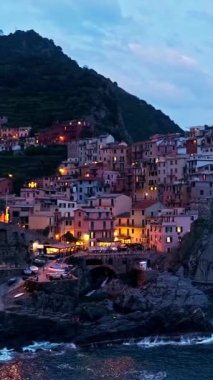 Manarola köyündeki uçurumlarda bulunan Cinque Terre Ulusal Parkı 'ndaki popüler turizm merkezleri UNESCO Dünya Mirasları Alanı, Liguria, İtalya. Kamera döndürme
