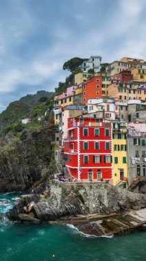 Cinque Terre Ulusal Parkı 'ndaki Riomaggiore köyünün popüler turizm beldesi Timelapse UNESCO Dünya Mirası Bölgesi, Liguria, İtalya. Kamera tavası