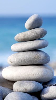 Zen meditasyon arka planı - Dengeli taşlar deniz sahiline yakın Cairn yığını