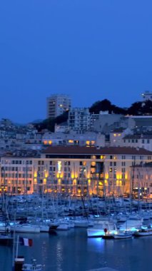 Marsilya 'nın eski Vieux-Port de Marsilya limanı. Yatları ve Notre-Dame de la Garde Bazilikası ile. Marsilya, Fransa. Yatay kamera tavasıyla