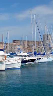 Marsilya Eski Liman Vieux-Port de Marsilya 'da yatları var. Marsilya, Fransa. Kamera yansı hareketi
