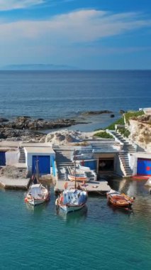 Yunanistan manzaralı ada manzarası - kristal berrak turkuaz su ile balıkçı teknelerinin bulunduğu küçük liman geleneksel beyaz evler kilisesi. Mandrakia Köyü, Milos Adası, Yunanistan. Kamera tavası