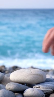 Zen meditasyon arka planı - Dengeli taş yığınları inşa deniz sahiline yakın cairn