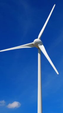 Yeşil yenilenebilir alternatif enerji kavramı - rüzgar jeneratörü türbini gökyüzünde elektrik üretiyor