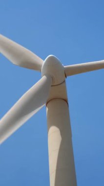 Yeşil yenilenebilir alternatif enerji kavramı - rüzgar jeneratörü türbini gökyüzünde elektrik üretiyor