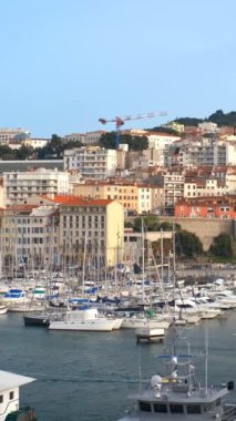Marsilya 'nın eski limanı Vieux-Port de Marsilya' da yatları ve Notre-Dame de la Garde Bazilikası var. Marsilya, Fransa. Kamera tavası