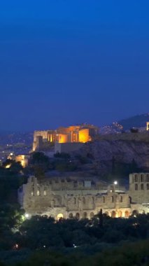 Ünlü Yunan turistik beldesi - Atina Akropolü 'ndeki ikonik Parthenon Tapınağı, akşam mavi saatlerde Philopappos Hill' den, Atina, Yunanistan 'dan görüldü. Yatay kamera tavası