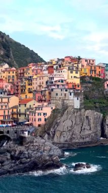 Manarola köyü Cinque Terre Ulusal Parkı 'ndaki popüler turizm merkezi UNESCO Dünya Mirasları Alanı, Manarola, Liguria, İtalya, gün batımında. Yatay kamera tavasıyla
