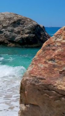 Paleochori sahilindeki kayalar ve Ege Denizi 'nin dalgaları, Milos Adası, Cyclades, Yunanistan. İzleme görüntüsü