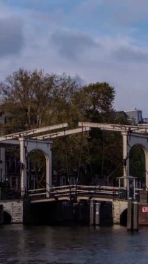 Amsterdam 'da kanal ve ortaçağ evlerinin zaman çizelgesi var. Amsterdam, Hollanda. Uzaklaştırma efektiyle