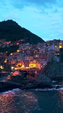 Manarola köyündeki uçurumlarda bulunan Cinque Terre Ulusal Parkı 'ndaki popüler turizm merkezleri UNESCO Dünya Mirasları Alanı, Liguria, İtalya. Kamera döndürme