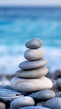 Zen meditasyon arka planı - Dengeli taşlar deniz sahiline yakın Cairn yığını