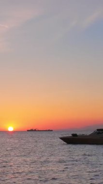 Yunanistan 'ın Mykonos adasında günbatımı, yolcu gemisi ve limanda yatları ve Küçük Venedik' in romantik noktasının renkli rıhtım evleriyle. Mykonos kasabası, Yunanistan. Kamera tavası