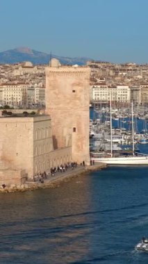 Günbatımında ve Saint-Jean Kalesi 'nde Marsilya Eski Liman Vieux-Port de Marsilya' ya yatlar geliyor. Marsilya, Fransa. Yatay kamera tavası