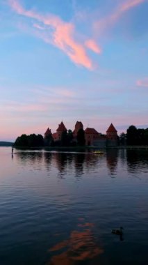 Litvanya, Galve Gölü 'ndeki Trakai Adası Kalesi' nde gün batımında çarpıcı bir gökyüzü suya yansıyor. Trakai Kalesi Lituania 'nın başlıca turistik merkezlerinden biridir.