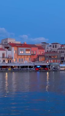Resimli eski Chania limanı, Girit Adası 'nın gecenin dönüm noktalarından ve turistik noktalarından biridir. Hanya, Girit, Yunanistan. Yatay kamera tavası
