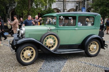 Lizbon, Portekiz - 15 Ekim 2023: Ford Model A Tudor Sedan klasik antika araba Corrida dos Fundadores klasik araba rallisi